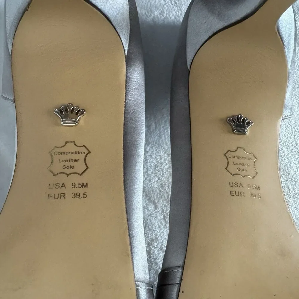 Nina women peep